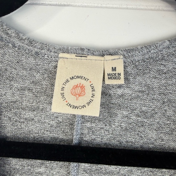 Live in the Moment Gray Floral Open-Front Women's thin Cardigan sweater. Size M - Picture 6 of 6